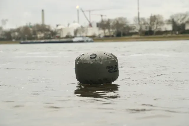 Black Cat S Buoy 25cm PVC Glow