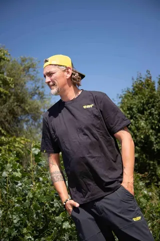 Black Cat Chase Dreams Black Tee XXXL