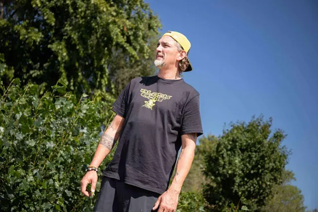 Black Cat Distressed Logo Black Tee L