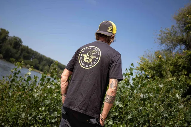 Black Cat Chase Dreams Black Tee S