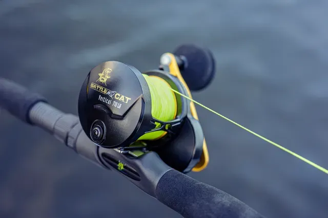 Black Cat Battle Cat Vertical Baitcasting-Rolle 710 7.2:1 15kg 390g LH