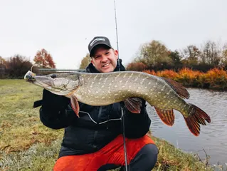 Gut gekleidet am Wasser!