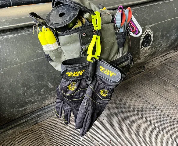 Black Cat Waterproof Glove One Size Full Finger Landing