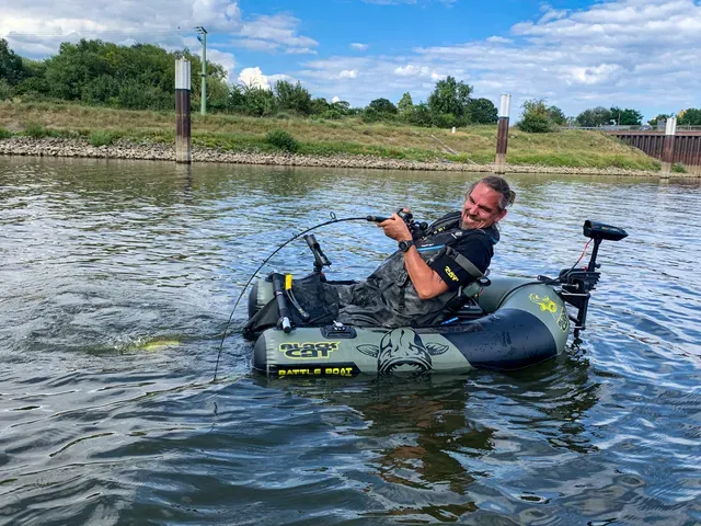 Black Cat BC 2400 Battle Cat Elektrischer Außenbordmotor 11kg 70cm 600kg Freshwater